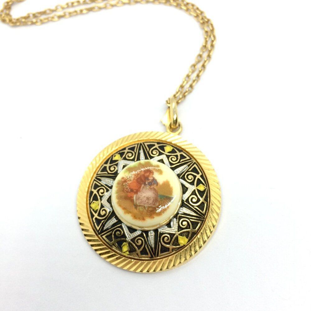 VINTAGE CAMEO NECKLACE Porcelain Courting Couple Damascene Style Cottagecore